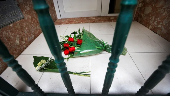 Un ramo de rosas ha sido depositado en la entrada de la vivienda de la mujer asesinada Un ramo de rosas ha sido depositado en la entrada de la vivienda de la mujer