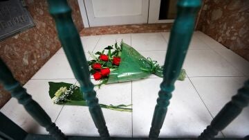  Un ramo de rosas ha sido depositado en la entrada de la vivienda de la mujer asesinada