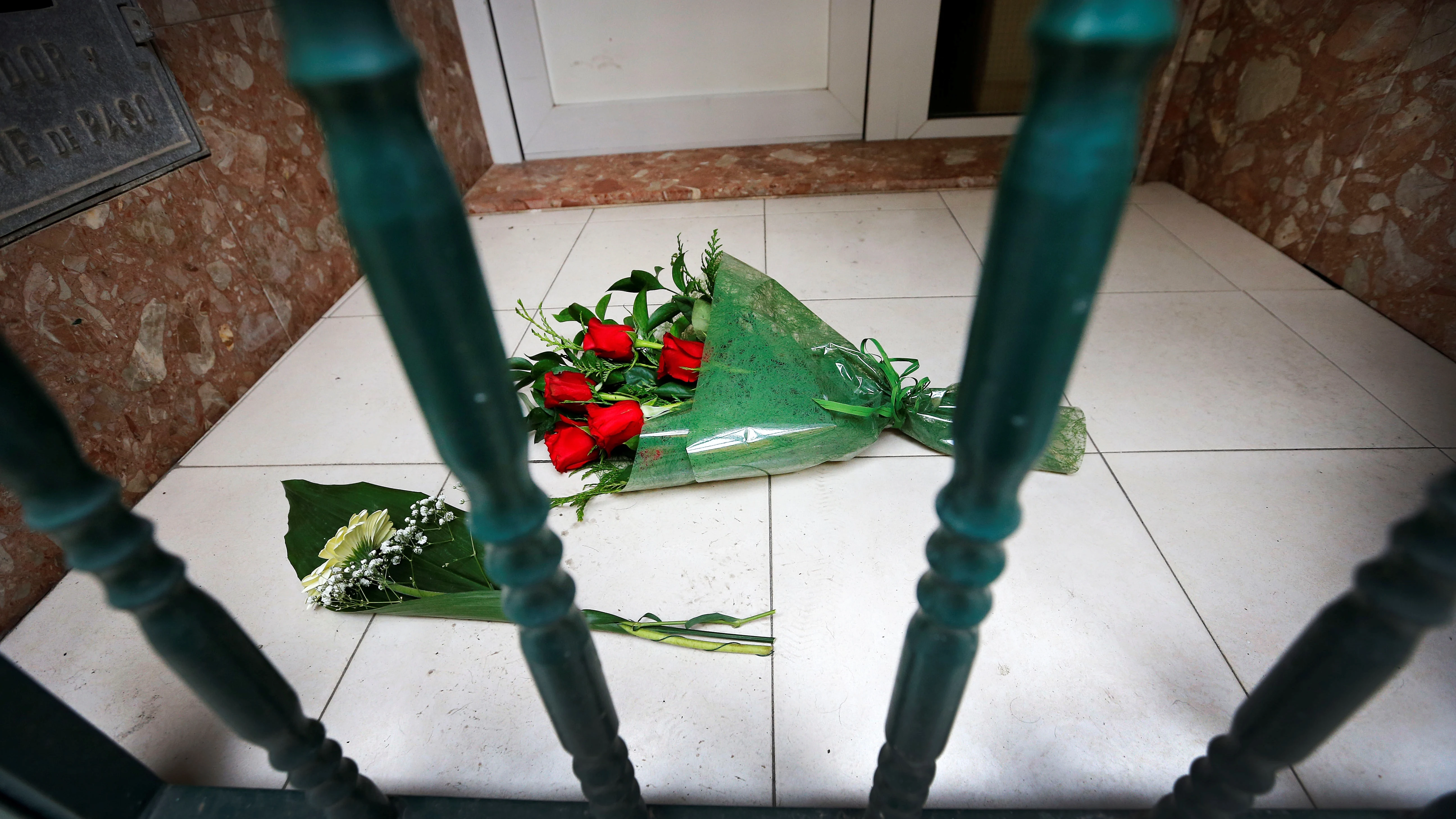  Un ramo de rosas ha sido depositado en la entrada de la vivienda de la mujer