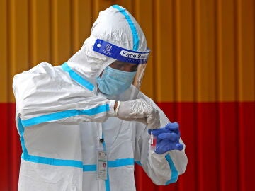 Un sanitario realiza una prueba PCR, en una imagen de archivo.