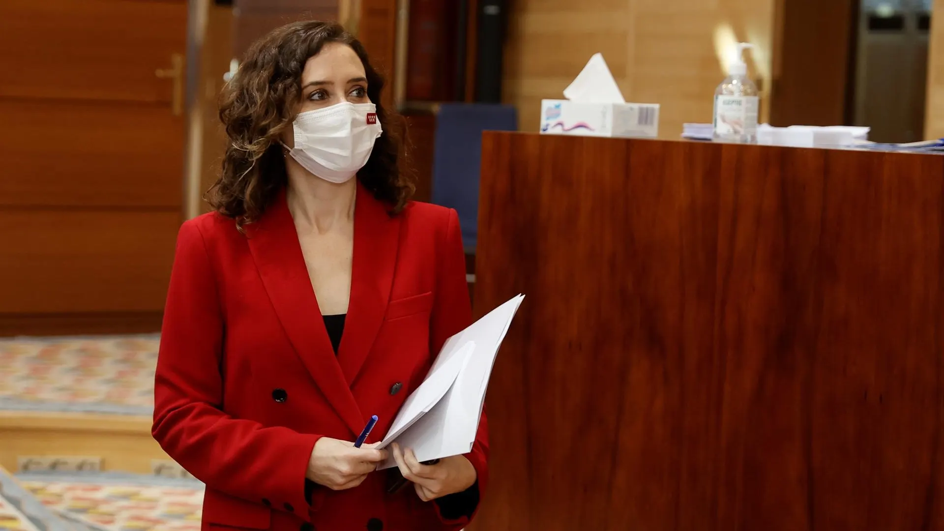 La presidenta de la Comunidad de Madrid, Isabel Díaz Ayuso, a su llegada al pleno de la Asamblea de Madrid