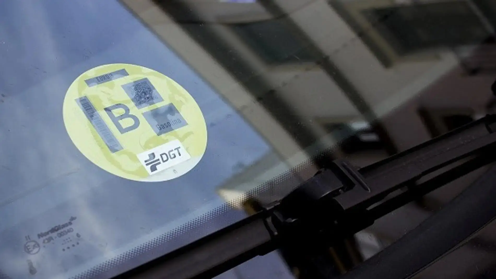 Caducidad de las etiquetas de la DGT: ¿tienes que cambiar de C a B cuando  el coche envejece?