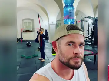 El impactante vídeo del hijo de Chris Hemsworth practicando el tiro con arco sobre la cabeza de su padre