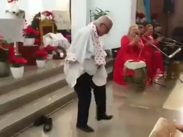 El cura José Planas sorprende a los fieles bailando un villancico en plena misa