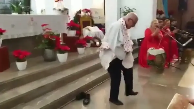 El cura José Planas sorprende a los fieles bailando un villancico en plena misa