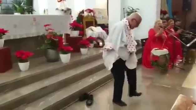 El cura José Planas sorprende a los fieles bailando un villancico en plena misa