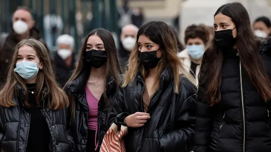 Personas caminando por la calle con mascarillas Personas caminando por la calle con mascarillas