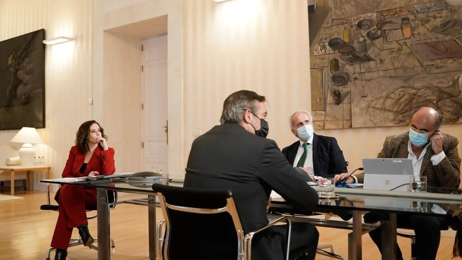 Isabel Díaz Ayuso sin mascarilla durante la reunión en la conferencia de presidentes