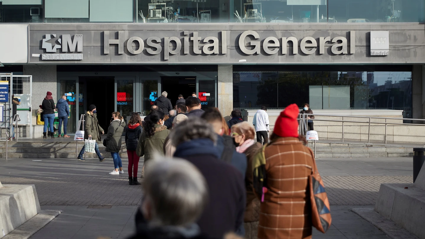 Cola para realizarse test de antígenos en el hospital de La Paz Decenas de madrileños hacen cola para realizarse un test de antígenos este jueves en el hospital de La Paz, destinado exclusivamente para personas con sintomatología compatible con el virus Covid19