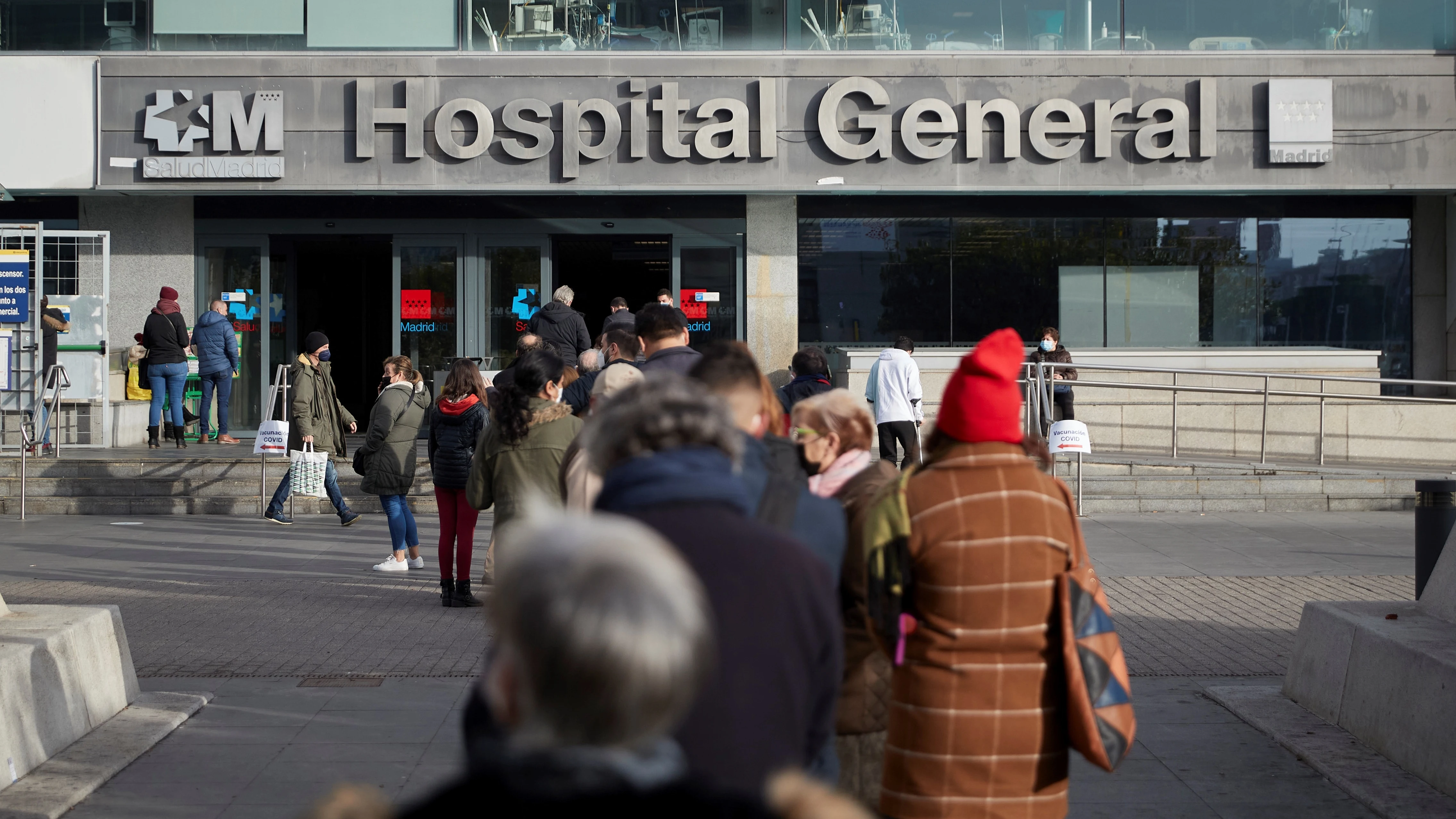 Decenas de madrileños hacen cola para realizarse un test de antígenos este jueves en el hospital de La Paz, destinado exclusivamente para personas con sintomatología compatible con el virus Covid19