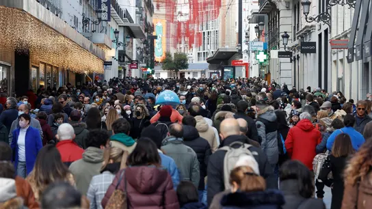 Ciudadanos caminando por la calle con mascarillas Ciudadanos caminando por la calle con mascarillas