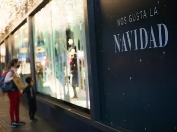 Escaparate de El corte Inglés ya decorado con motivos navideños (2020).