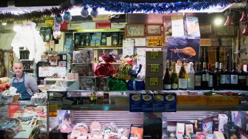 Varios productos son expuestos en una tienda del mercado de la Cebada en Madrid, durante las compras de los productos más típicos para las comidas navideñas.