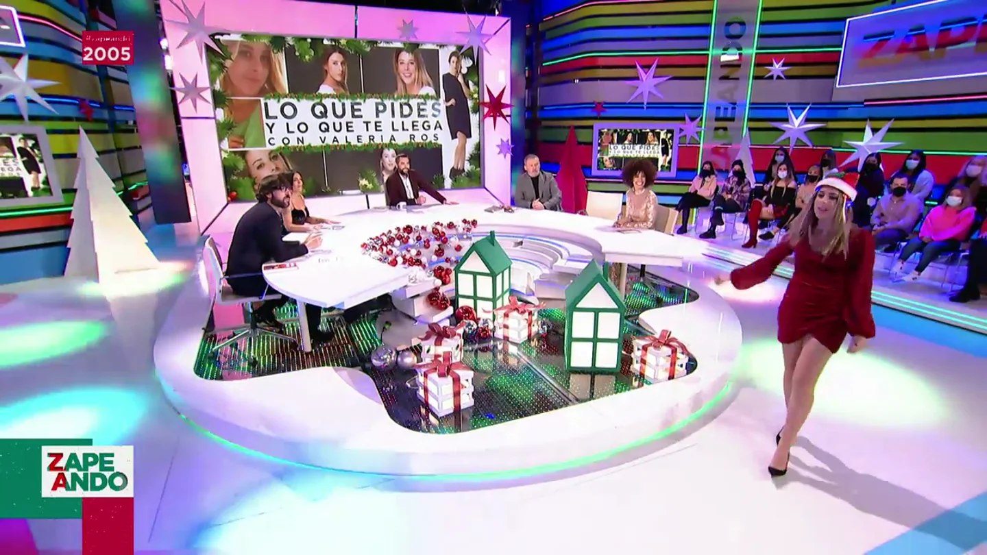 La espectacular aparición de Valeria Ros con un increíble vestido en la Nochebuena de Zapeando: "Hoy voy a mostrar piernacas" La espectacular aparición de Valeria Ros con un increíble vestido en la Nochebuena de Zapeando: "Hoy voy a mostrar piernacas"
