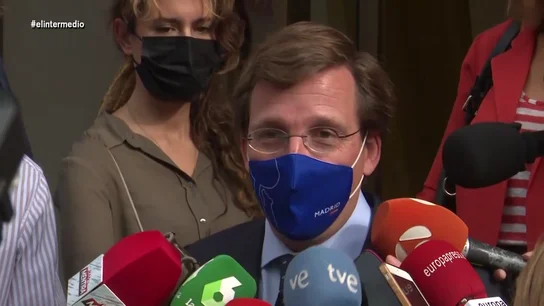 La reacción de Almeida al escuchar a Esperanza Aguirre llamar "niñatos" a quienes le apoyan por encima de Ayuso La reacción de Almeida al escuchar a Esperanza Aguirre llamar "niñatos" a quienes le apoyan por encima de Ayuso