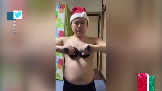 La performance viral de 'All I Want for Christmas' de un japonés 'desatascándose' los pechos La performance viral de 'All I Want for Christmas' de un japonés 'desatascándose' los pechos