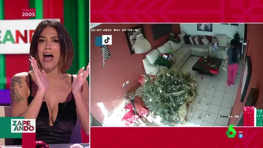 El momento en el que un bebé tira el árbol de Navidad de su casa y se aplaude a sí mismo El momento en el que un bebé tira el árbol de Navidad de su casa y se aplaude a sí mismo