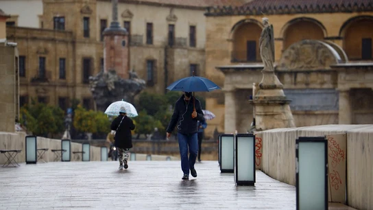 Imagen de archivo de dos personas paseando bajo la lluvia en Córdoba Imagen de archivo de dos personas paseando bajo la lluvia en Córdoba