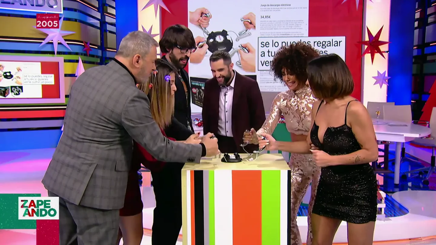 El juego con descargas eléctricas que atemoriza a los zapeadores en pleno plató: "¡Da fuerte!" El juego con descargas eléctricas que atemoriza a los zapeadores en pleno plató: "¡Da fuerte!"