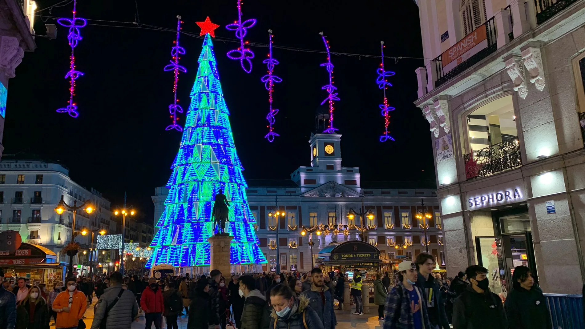 Vista general de la Puerta del Sol en la Navidad 2021