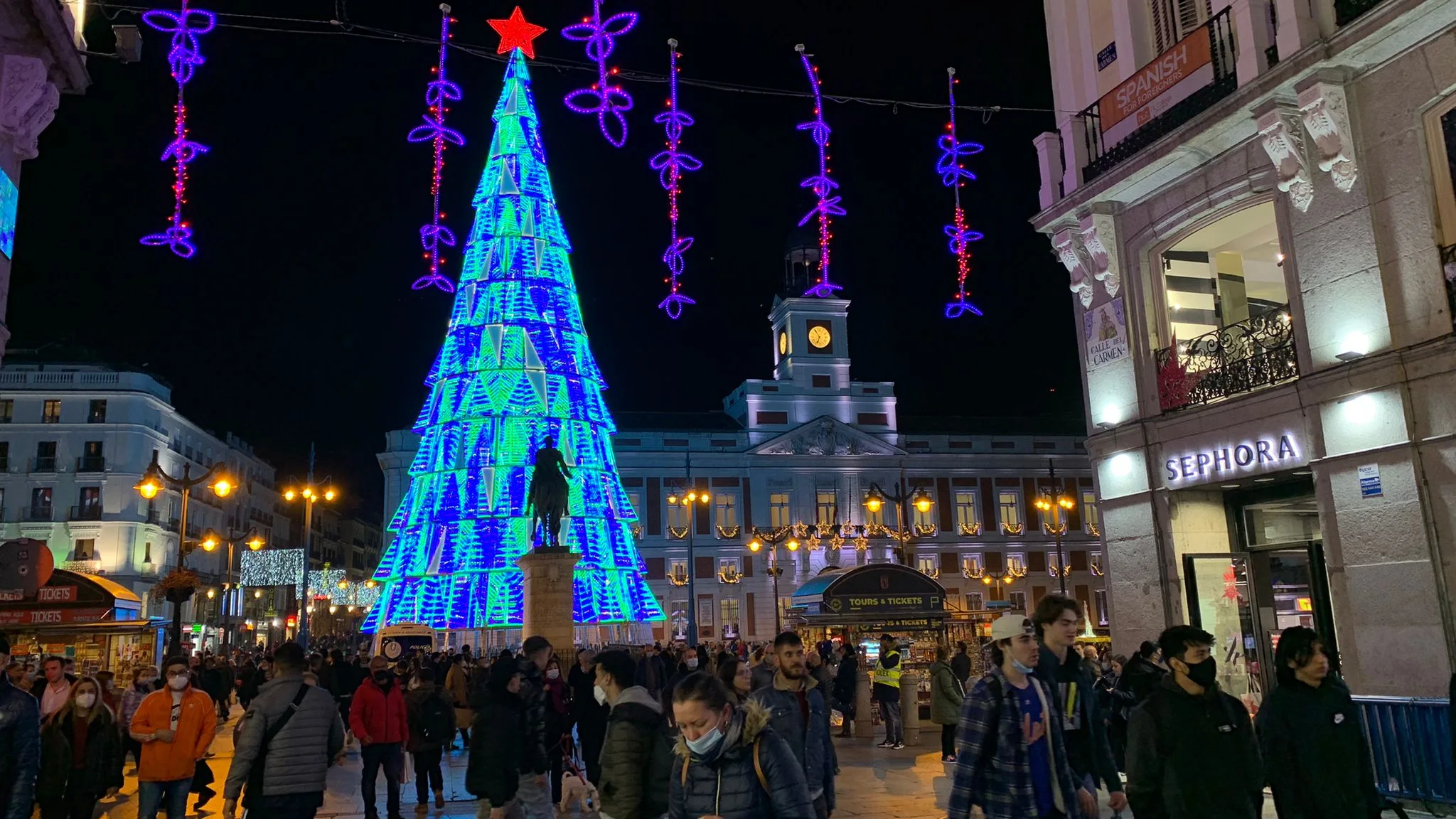 Vista general de la Puerta del Sol en la Navidad 2021