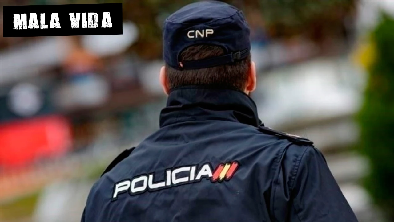 Un agente de la Policía Nacional