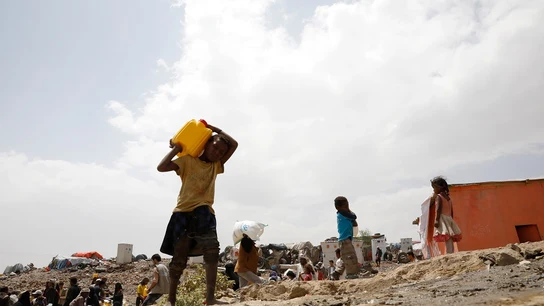 Yemeníes recogen la ayuda de emergencia repartida por una agencia local Yemeníes recogen la ayuda de emergencia repartida por una agencia local