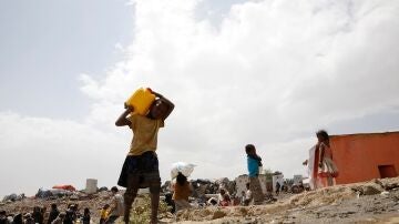 Yemeníes recogen la ayuda de emergencia repartida por una agencia local