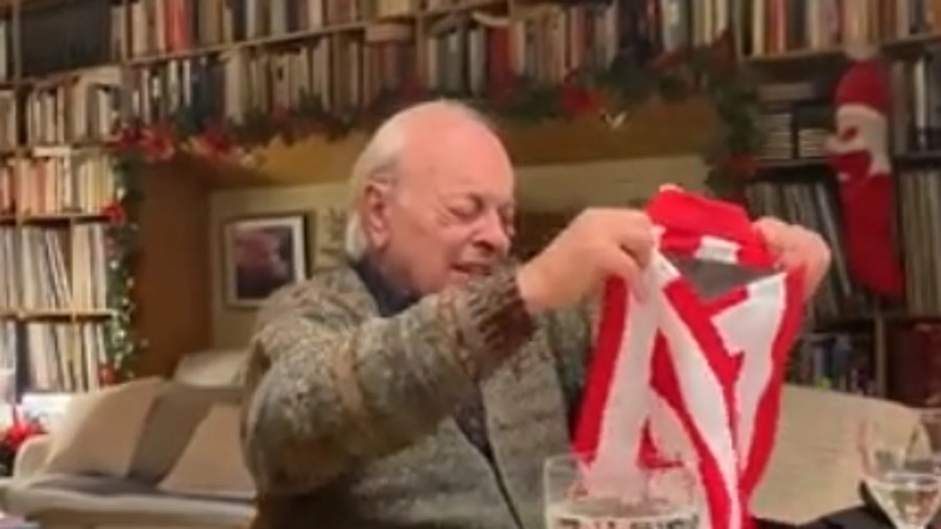 La emoción desbordada de un anciano con su nueva camiseta del Atlético de Madrid