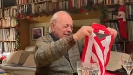 La emoción desbordada de un anciano con su nueva camiseta del Atlético de Madrid