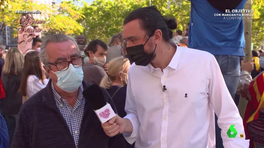David Pareja pone a prueba a los asistentes al desfile del 12 de octubre: "¿España es un amor para casarte con ella o en plan 'follamigos'?" David Pareja pone a prueba a los asistentes al desfile del 12 de octubre: "¿España es un amor para casarte con ella o en plan 'follamigos'?"