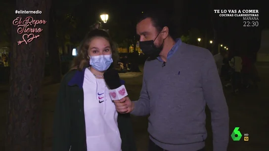David Pareja demuestra por qué un botellón también puede ser una protesta socioeconómica: "Los bares son muy caros" David Pareja demuestra por qué un botellón también puede ser una protesta socioeconómica: "Los bares son muy caros"