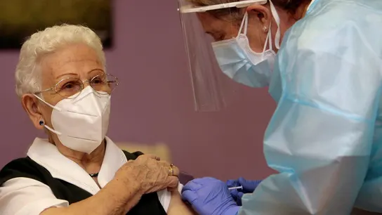 Araceli, la mujer de 96 años residente en el centro de mayores Los Olmos de Guadalajara capital que recibió mañana hace un año la primera dosis de la vacuna en España Araceli, la mujer de 96 años residente en el centro de mayores Los Olmos de Guadalajara capital que recibió mañana hace un año la primera dosis de la vacuna en España