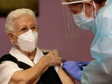 Araceli, la mujer de 96 años residente en el centro de mayores Los Olmos de Guadalajara capital que recibió mañana hace un año la primera dosis de la vacuna en España