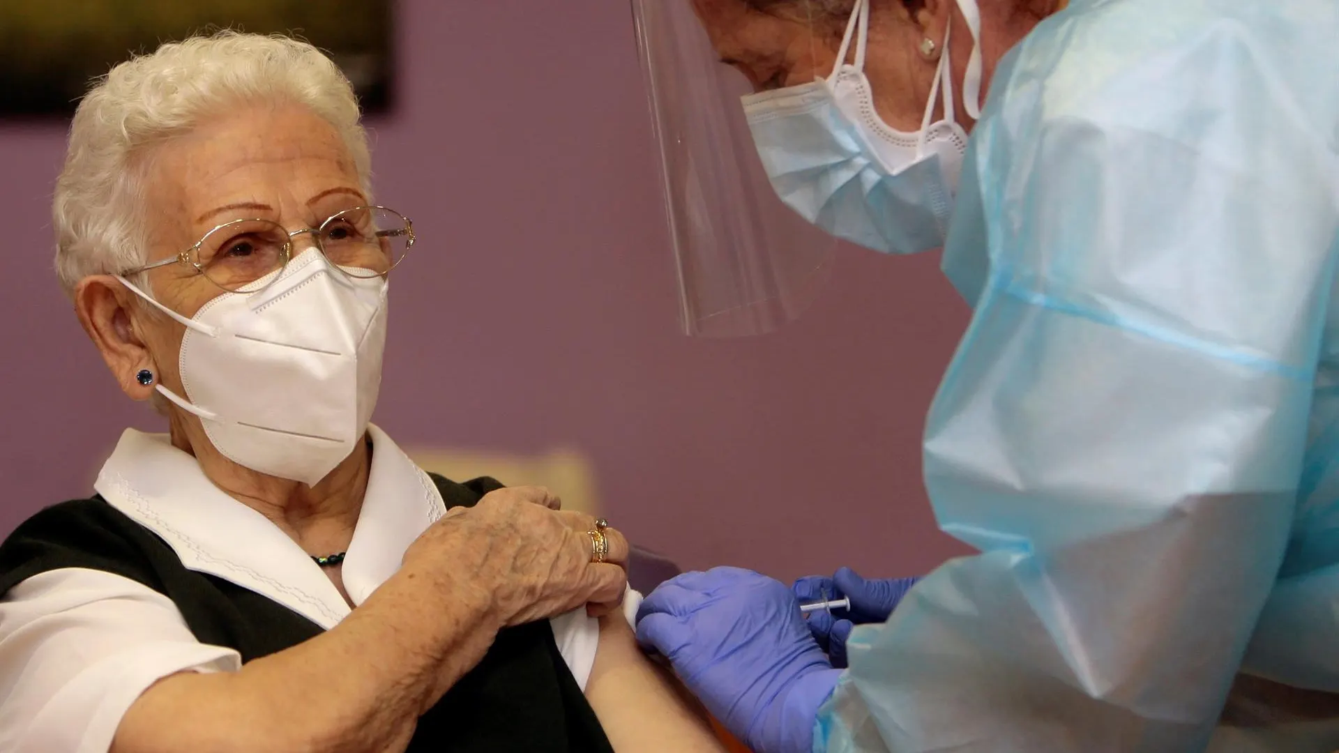 Araceli, la mujer de 96 años residente en el centro de mayores Los Olmos de Guadalajara capital que recibió mañana hace un año la primera dosis de la vacuna en España