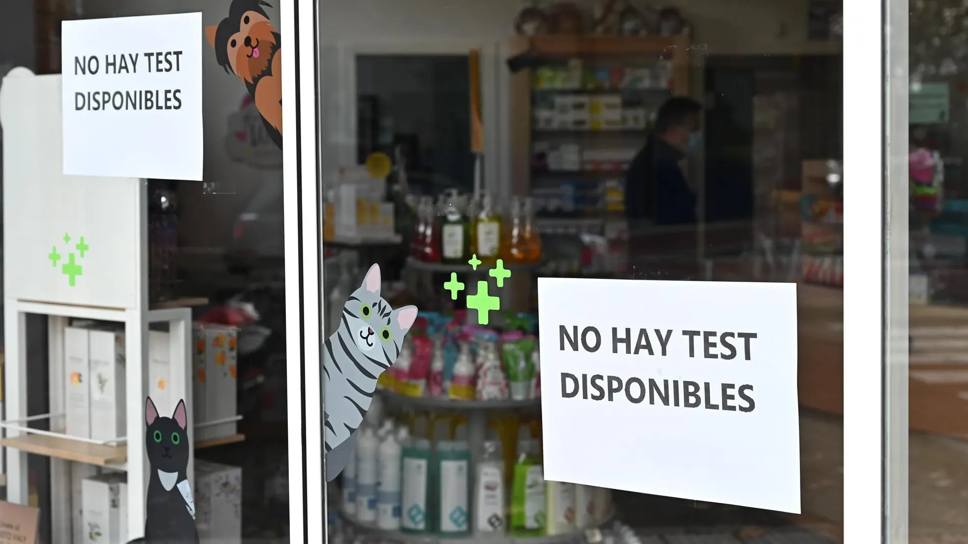 Detalle de un cartel informativo sobre la no disponibilidad de test de antígenos a la venta en una farmacia de Madrid