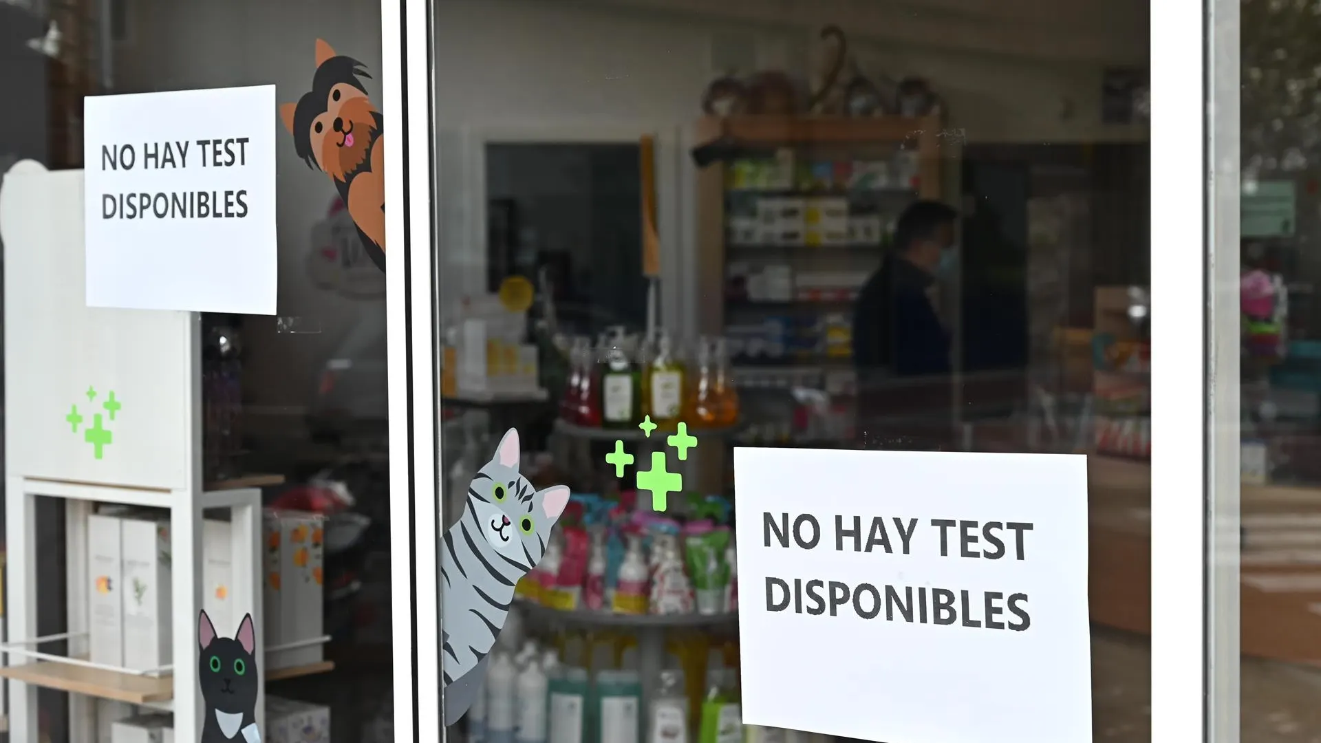 Detalle de un cartel informativo sobre la no disponibilidad de test de antígenos a la venta en una farmacia de Madrid