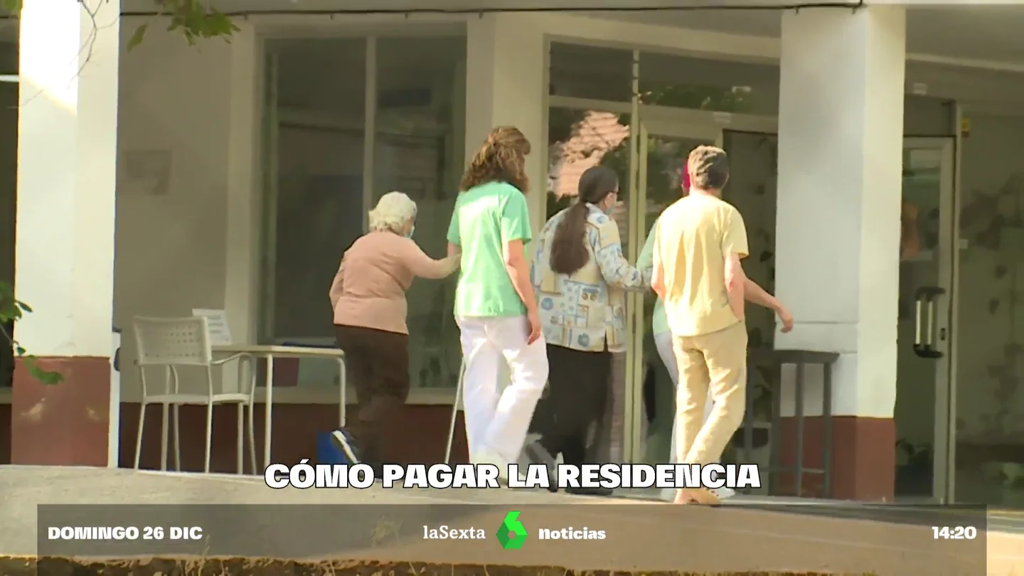 Personas paseando en una residencia de mayores Personas paseando en una residencia de mayores