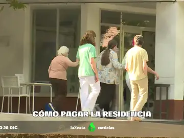 Personas paseando en una residencia de mayores