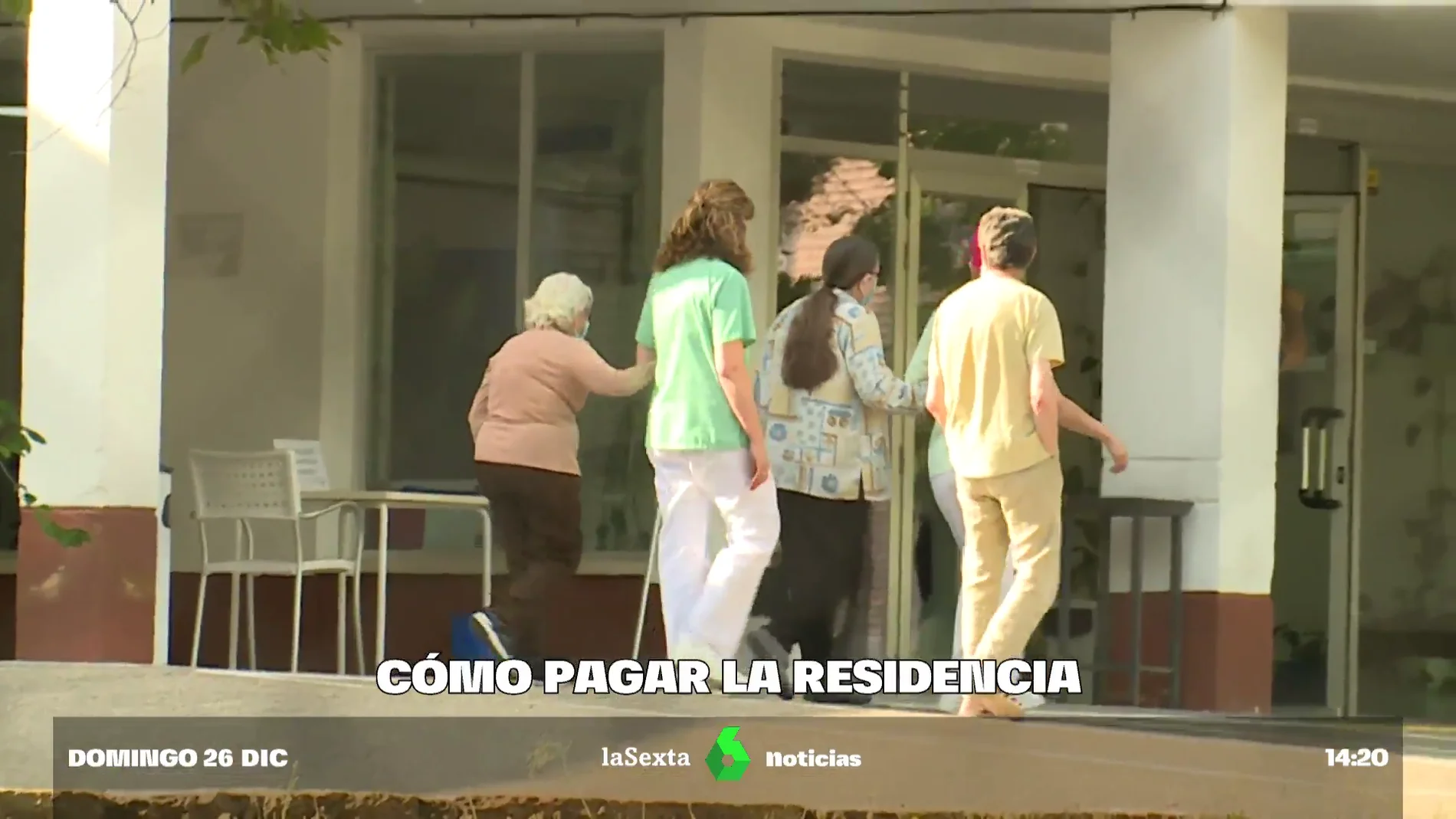 Personas paseando en una residencia de mayores
