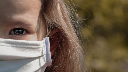 Imagen de una ni&ntilde;a con mascarilla
