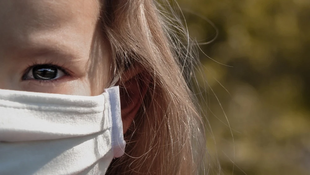 Imagen de una niña con mascarilla