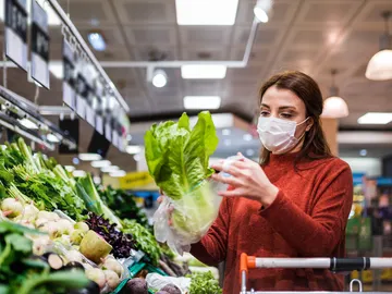 Una mujer compra en un supermercado en tiempos de COVID-19 Una mujer compra en un supermercado en tiempos de COVID-19
