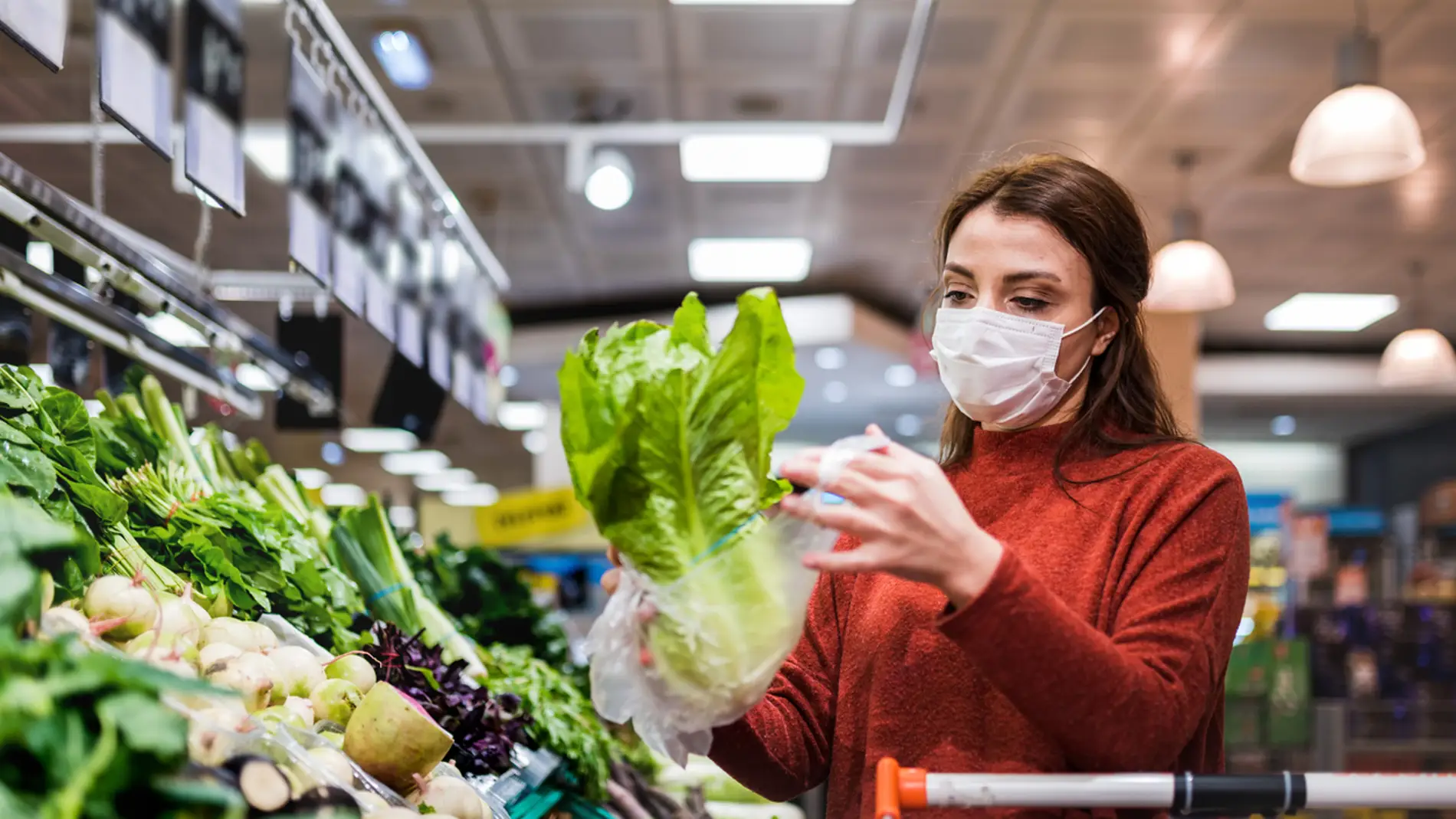 Una mujer compra en un supermercado en tiempos de COVID-19