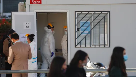 Varias personas hacen cola para realizarse una PCR en el Cap Villa Olímpica de Barcelona. Varias personas hacen cola para realizarse una PCR en el Cap Villa Olímpica de Barcelona.