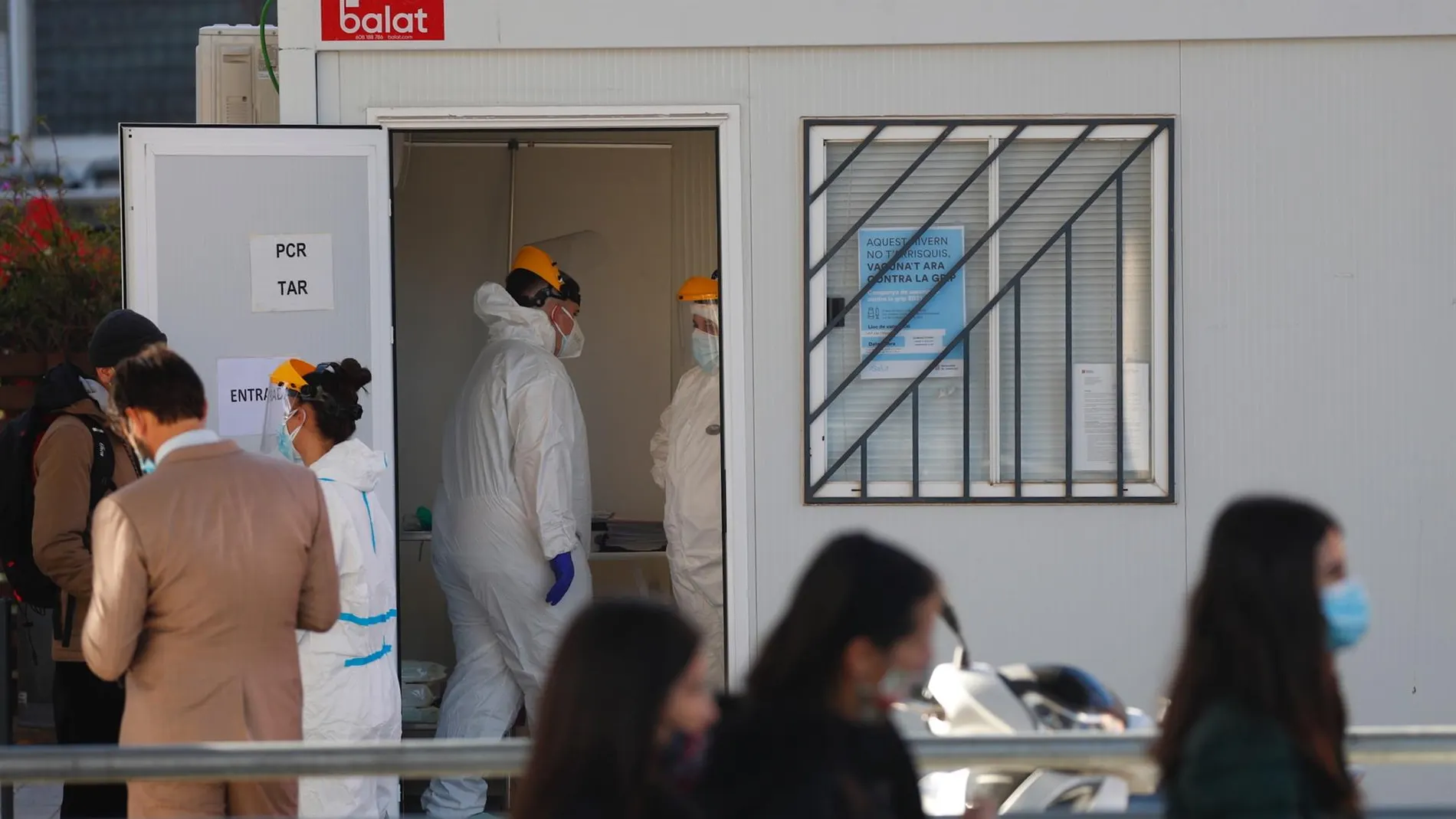 Varias personas hacen cola para realizarse una PCR en el Cap Villa Olímpica de Barcelona.