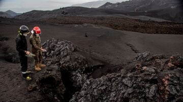  Efectivos de la UME durante la toma de muestras del aire para la detección de gases tóxicos (Archivo)