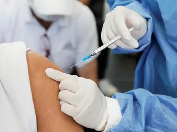 Una enfermera pone una vacuna en una imagen de archivo