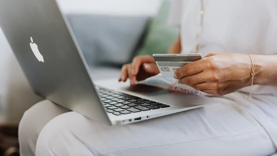 Imagen de archivo de una persona realizando una compra online Imagen de archivo de una persona realizando una compra online