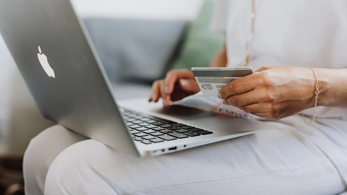 Imagen de archivo de una persona realizando una compra online Imagen de archivo de una persona realizando una compra online